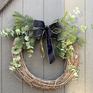 Elegant Black and Gold Holiday Wreath